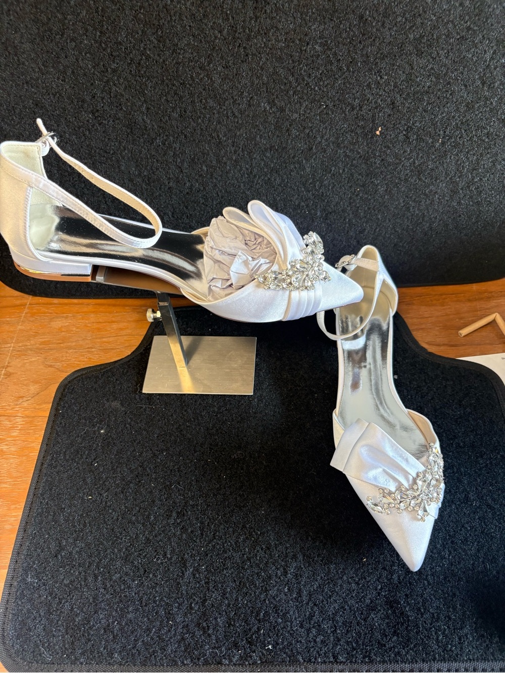 ✨ Elegant Rhinestone Satin Pointed Toe Flats Size 8.5-9 NWT ✨